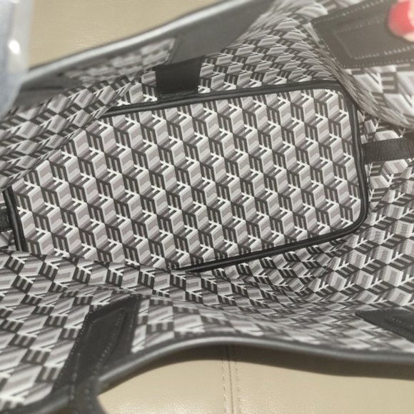 MCM Liz Reversible Medium Tote-Reversible to Geometric Pattern on Inside - Picture 4 of 12